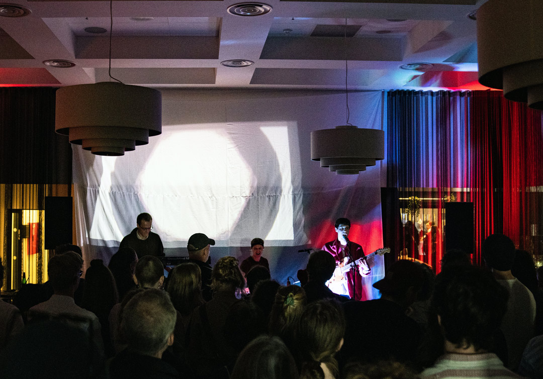 Band Sauna Senere playing live at Scandic Hotel during Music City Aarhus 2022, Visuals by Simon Juhl. Photo By Casper Lind